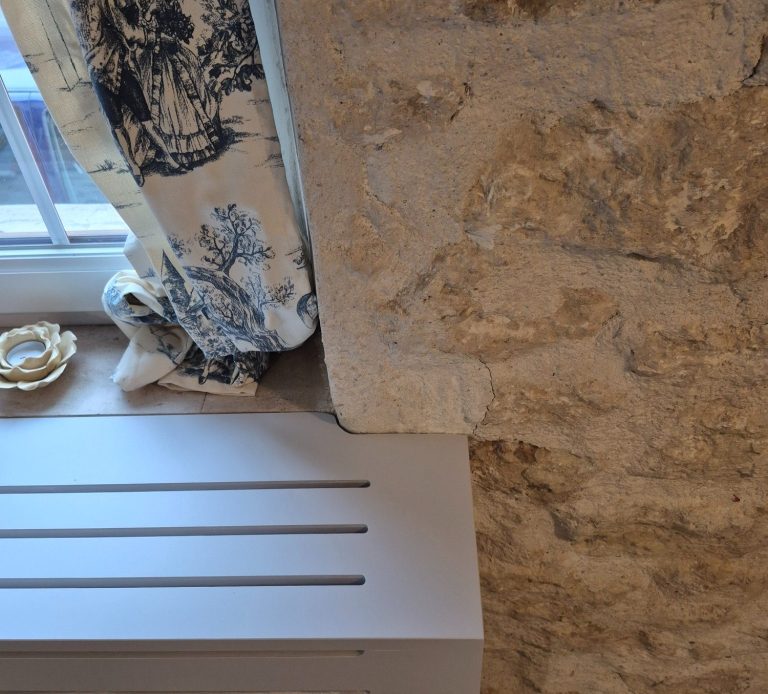 Cache-radiateur avec détail de suivi de mur.
