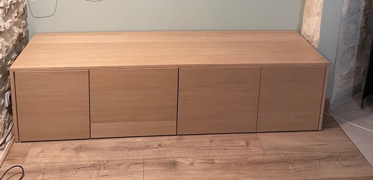 Meuble TV en chêne avec rangements.