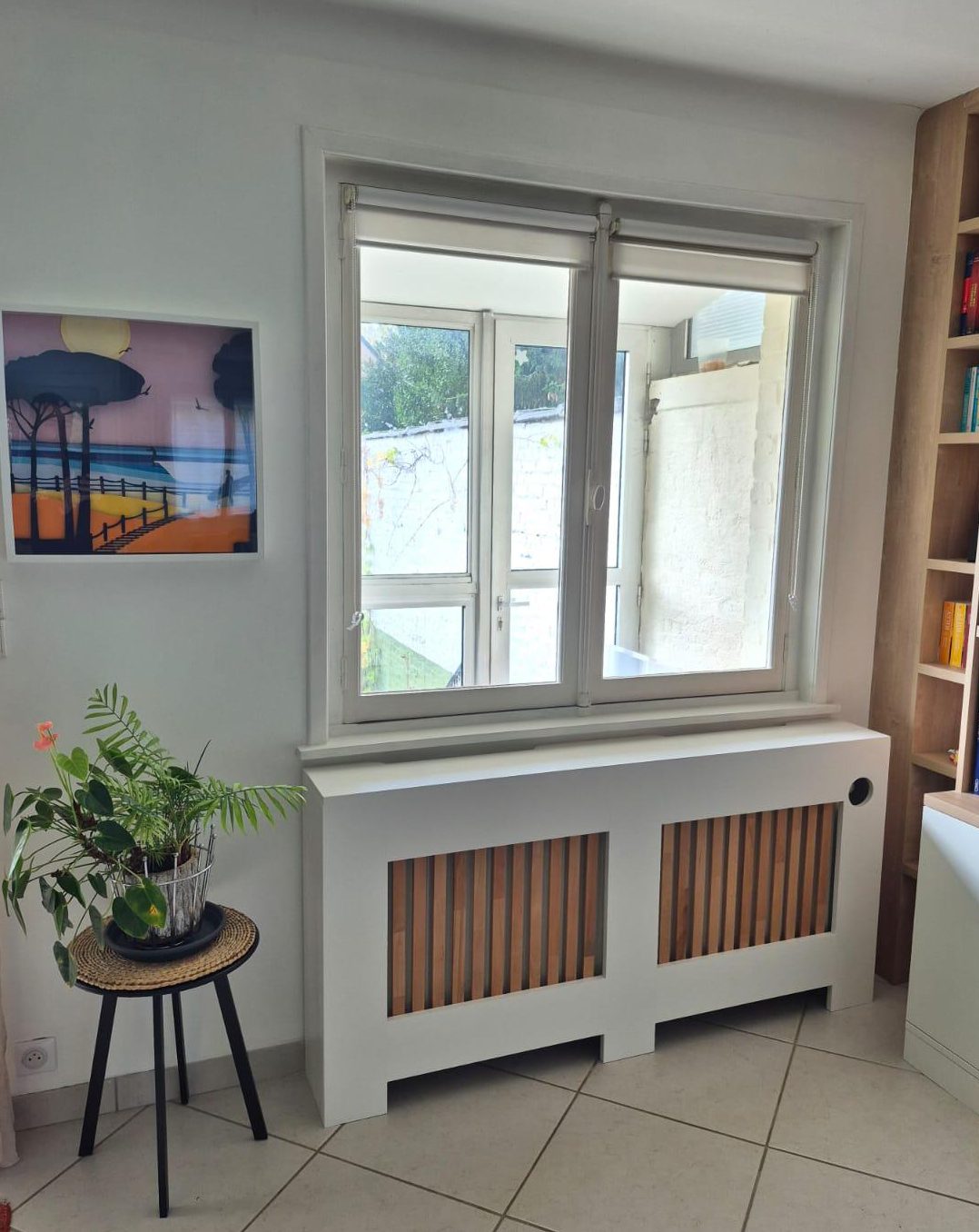 Salon avec fenêtre et cache-radiateur artisanal sur-mesure