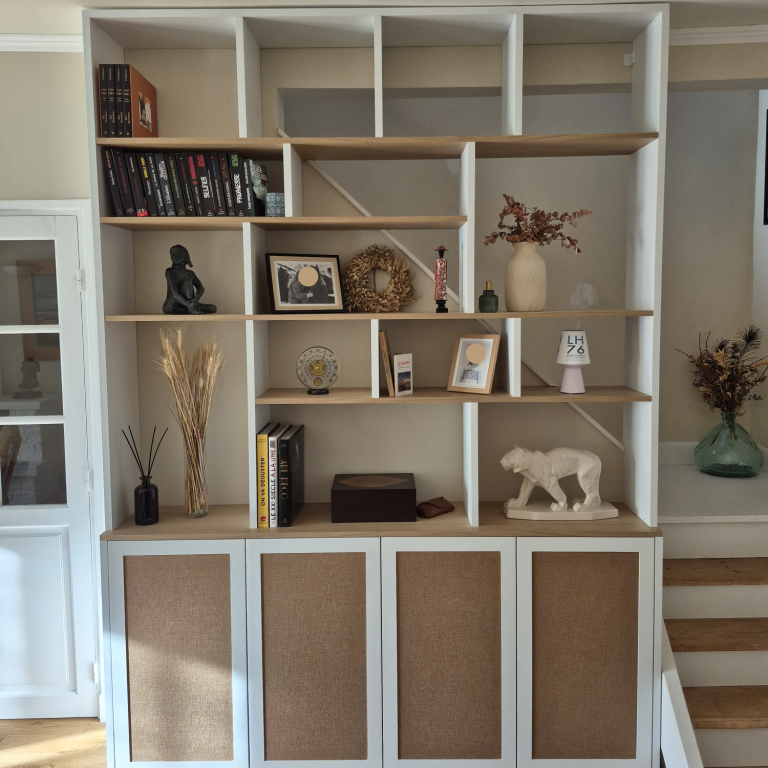 Bibliothèque en MDF laqué blanc et chêne, avec portes texturées